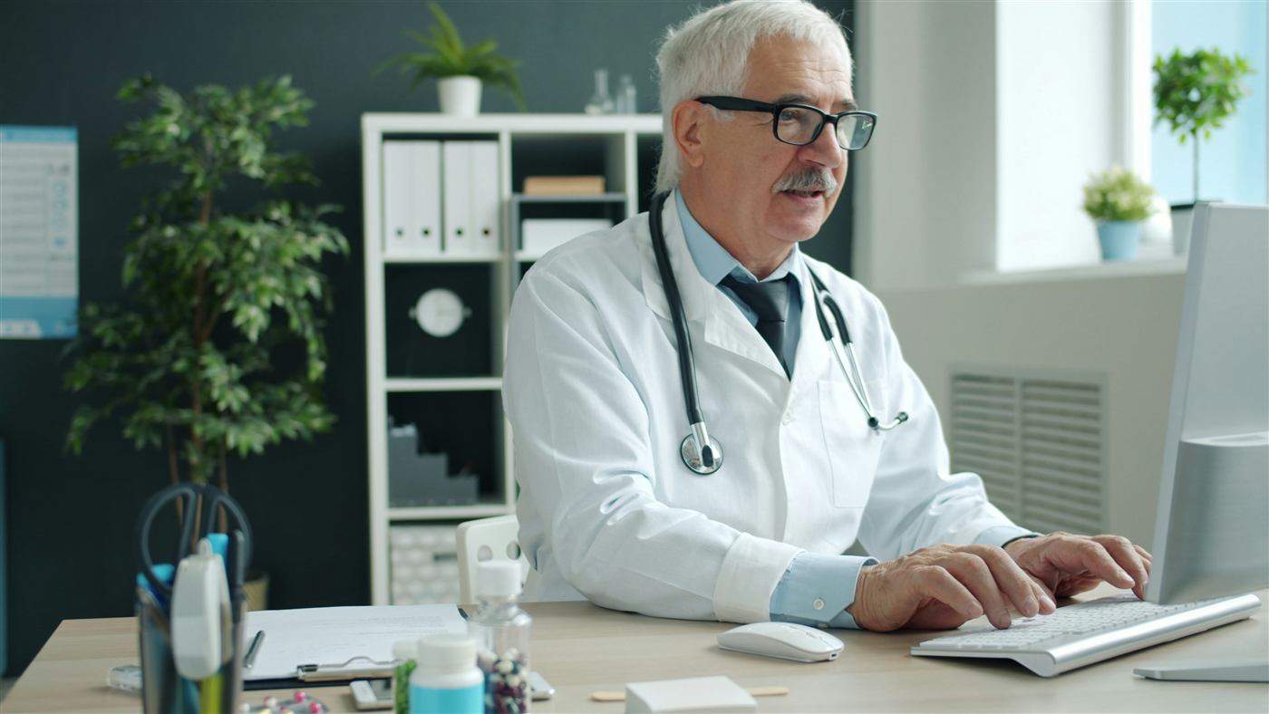 Médico utilizando sistema integrado